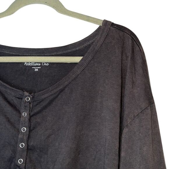 Rebellious One Ladies Charcoal Gray Twist Front Quarter Button Up Top, Size 3X - Picture 3 of 5